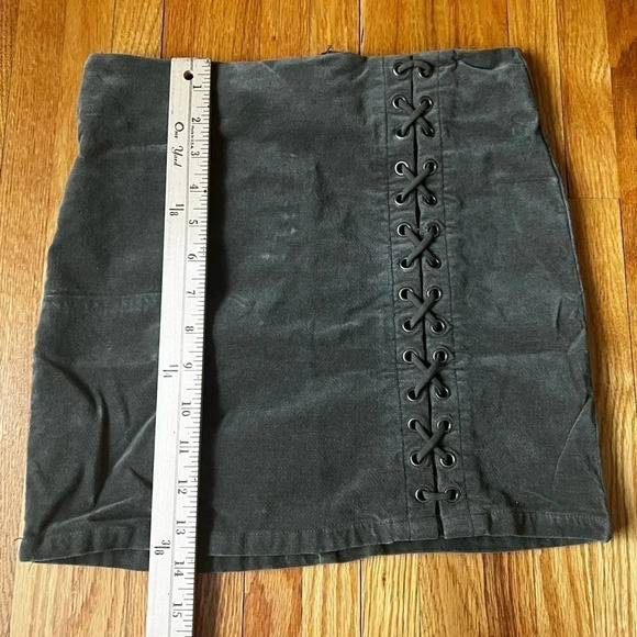 Forever21 velvet mini skirt - Picture 2 of 6